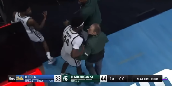 Tom Izzo Get into heat exchange with Gabe Brown at halftime