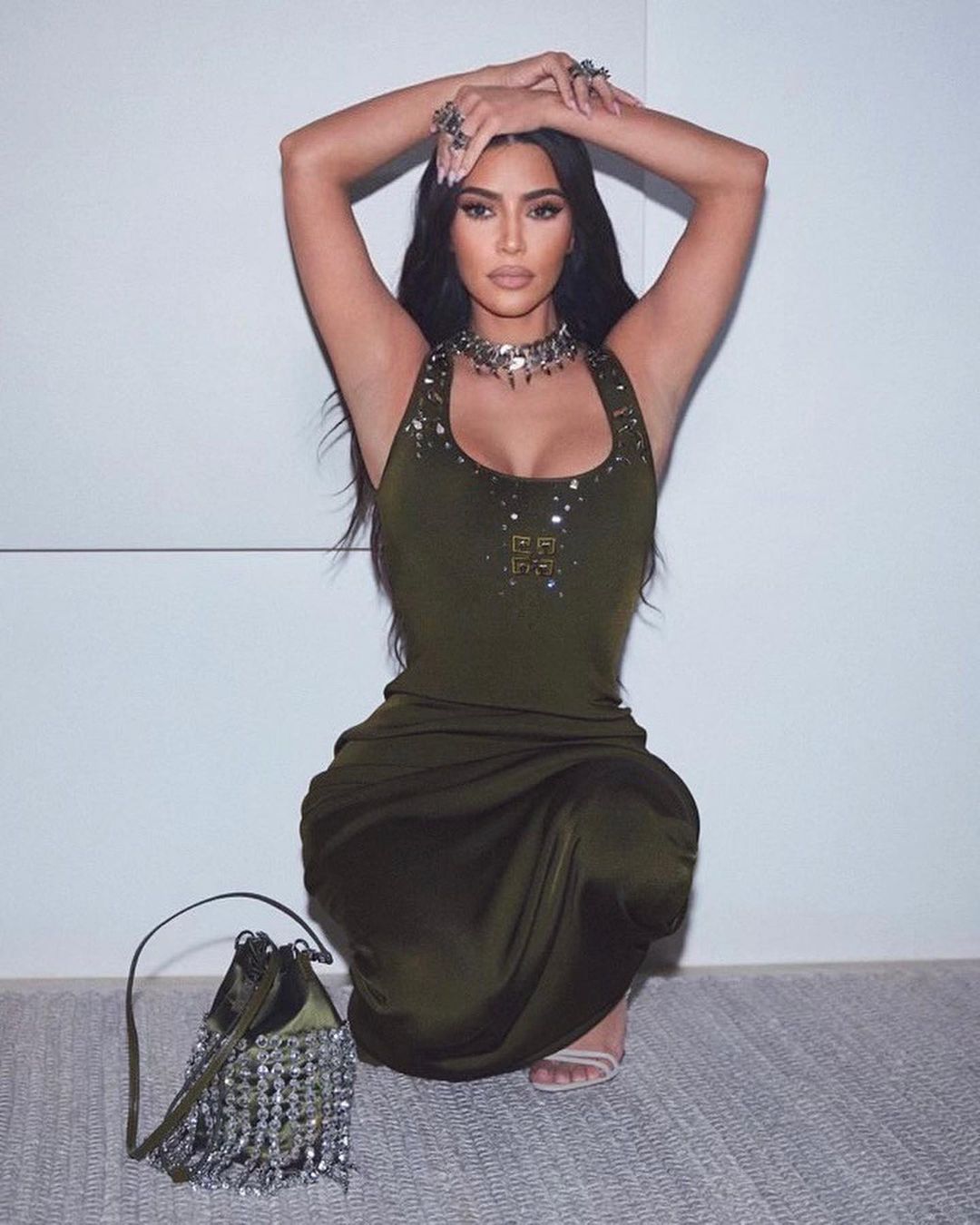 Kim Kardashian West fangirls ended 'Bridgerton's' Featheringtons actuality stimulated through this woman domestic