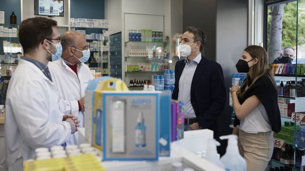 The Prime Minister Kyriakos Mitsotakis bought a self-test with his daughter on a pharmacy in Kallithea