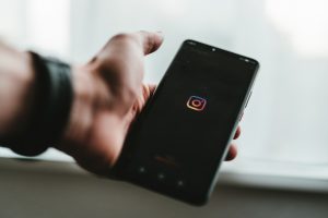 Instagram replaces swipe up gesture for accessing link with...