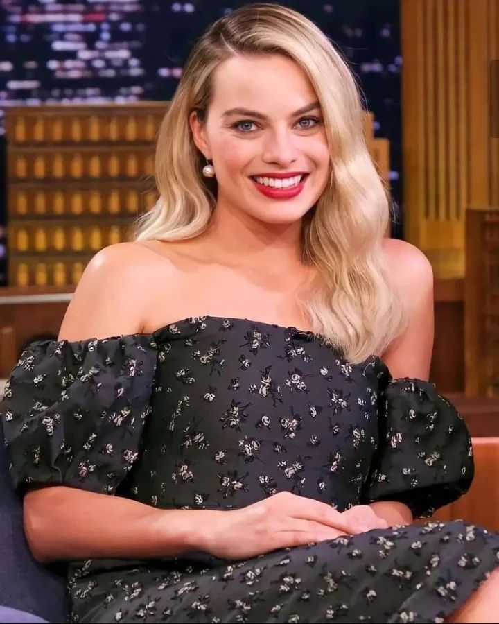 Margot Robbie official picture in hd during an interview