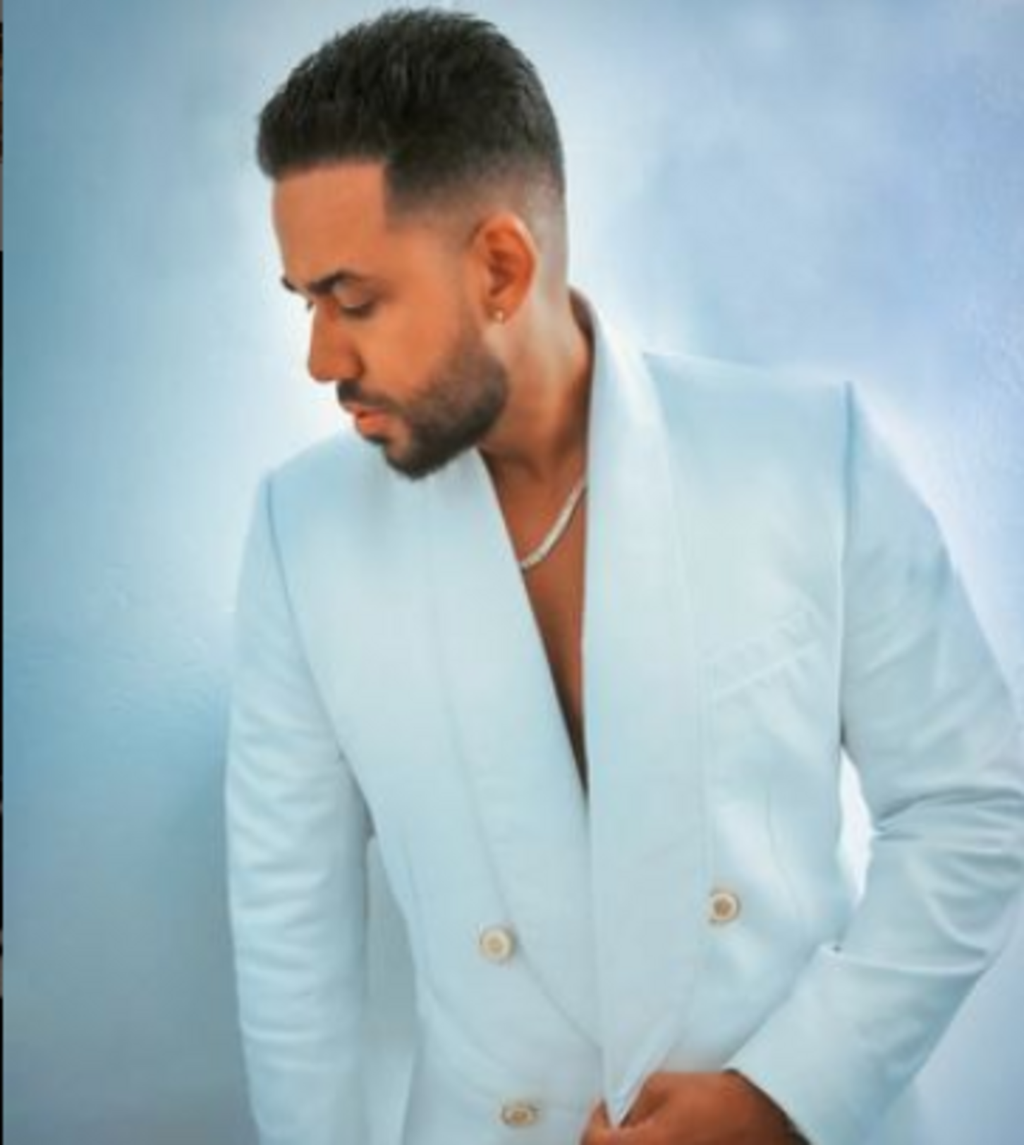 Romeo Santos official picture in blue coat