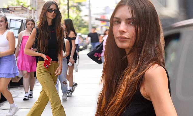 The Model Emily Ratajkowski Was Seen Strolling Around SOHO In New York Metropolis