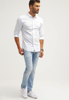button down shirt and jeans with white sneakers 